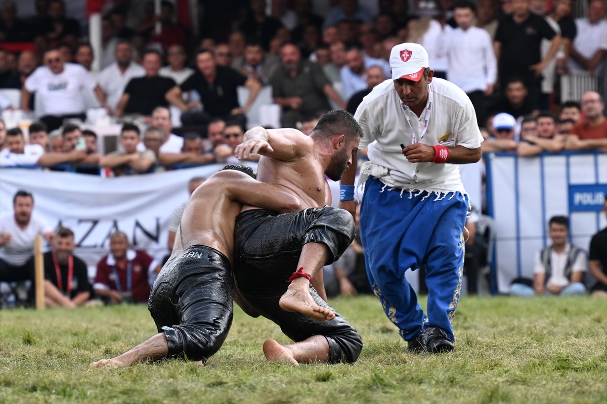 Bu yıl 672'incisi düzenlenen Tarihi Elmalı Yağlı Güreşleri, 15 bin kişilik Recep Gürbüz Stadı'nda...