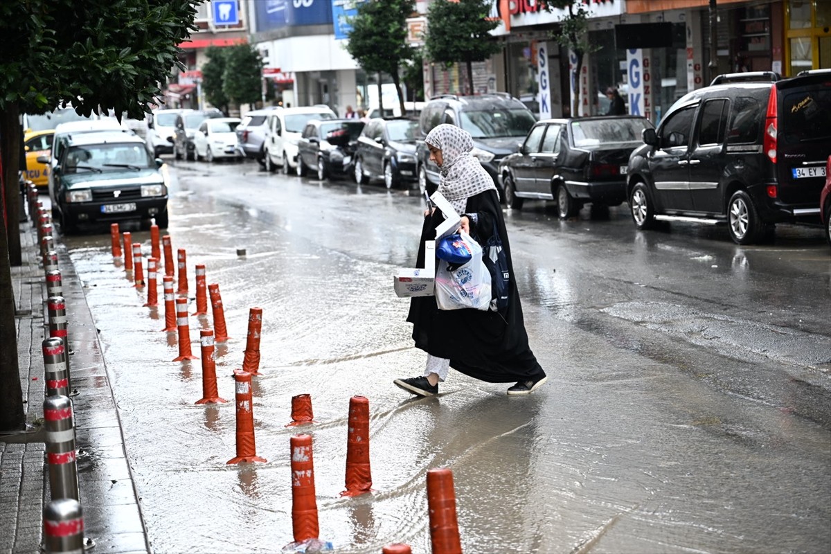 İstanbul'da sağanak, Güngören ilçesinde etkili oldu. 