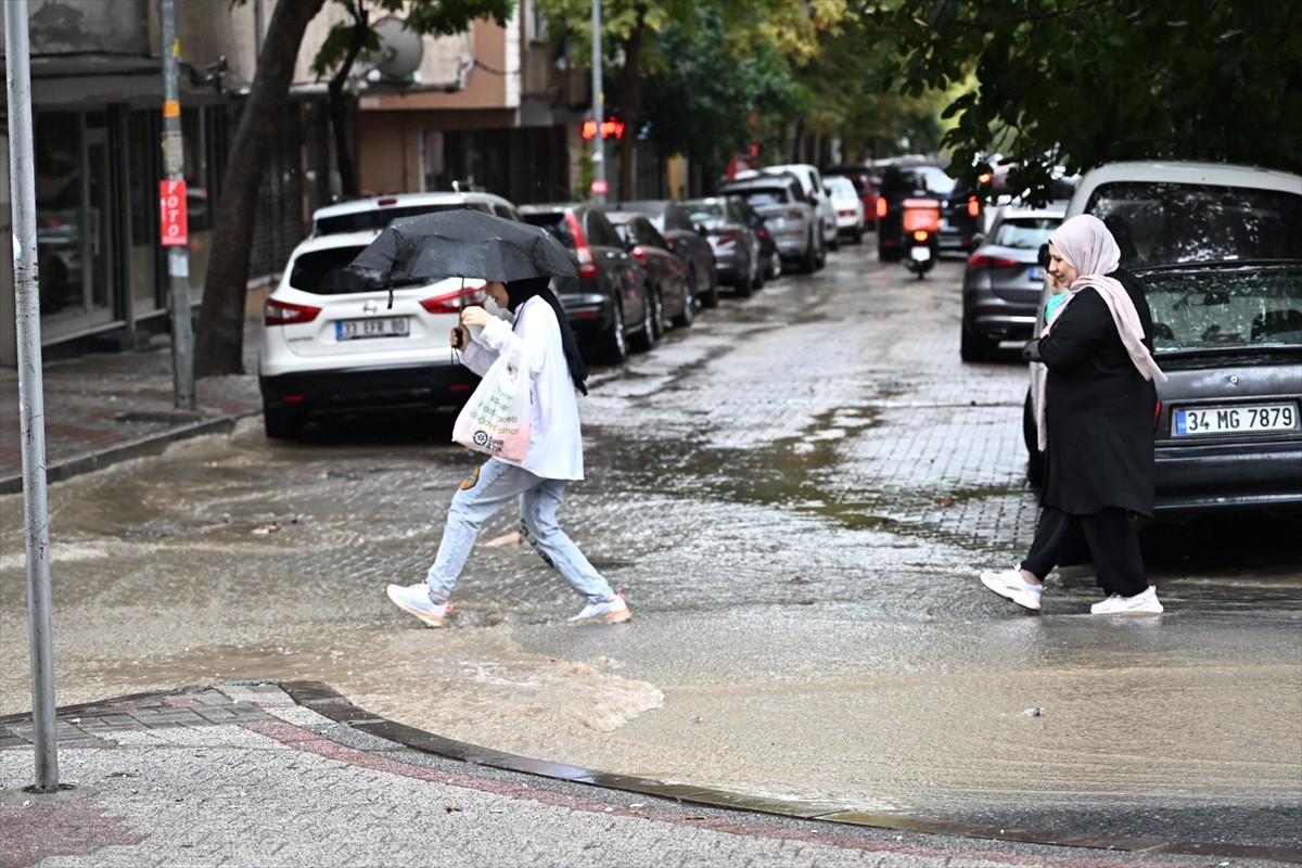 İstanbul'da sağanak, Güngören ilçesinde etkili oldu. 