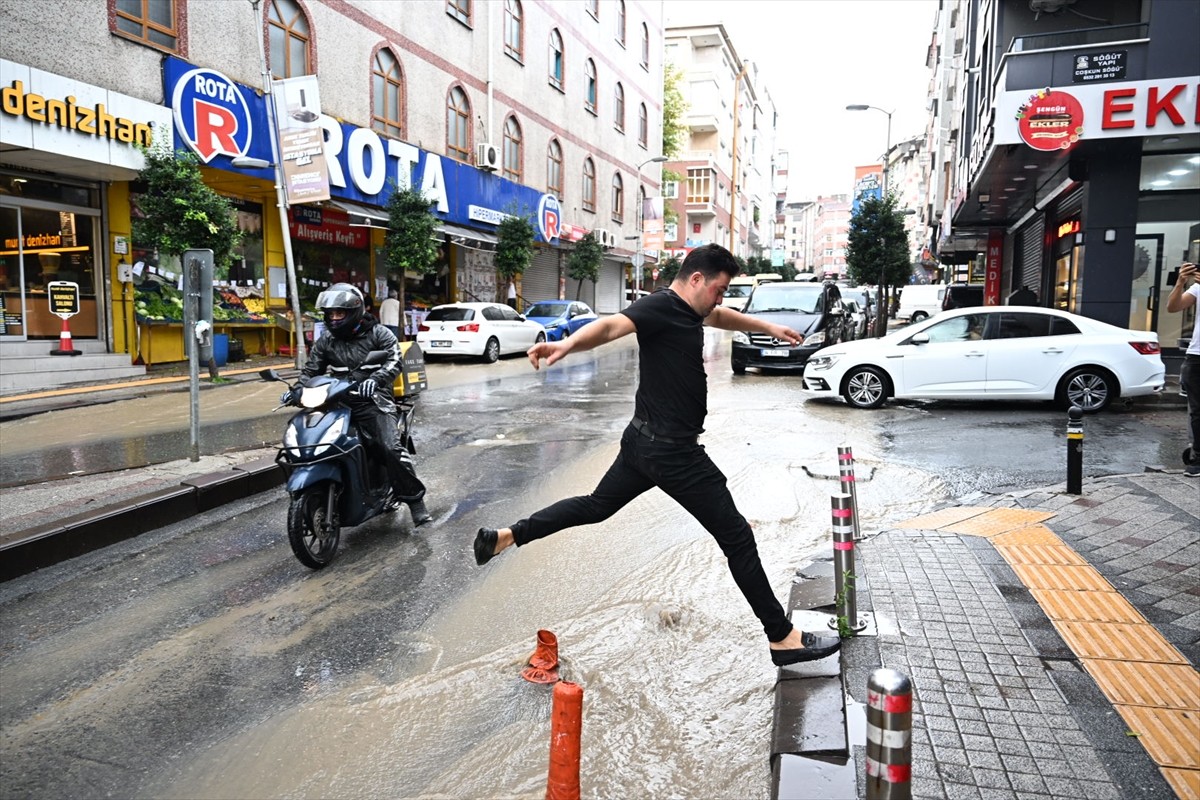 İstanbul'da sağanak, Güngören ilçesinde etkili oldu. 