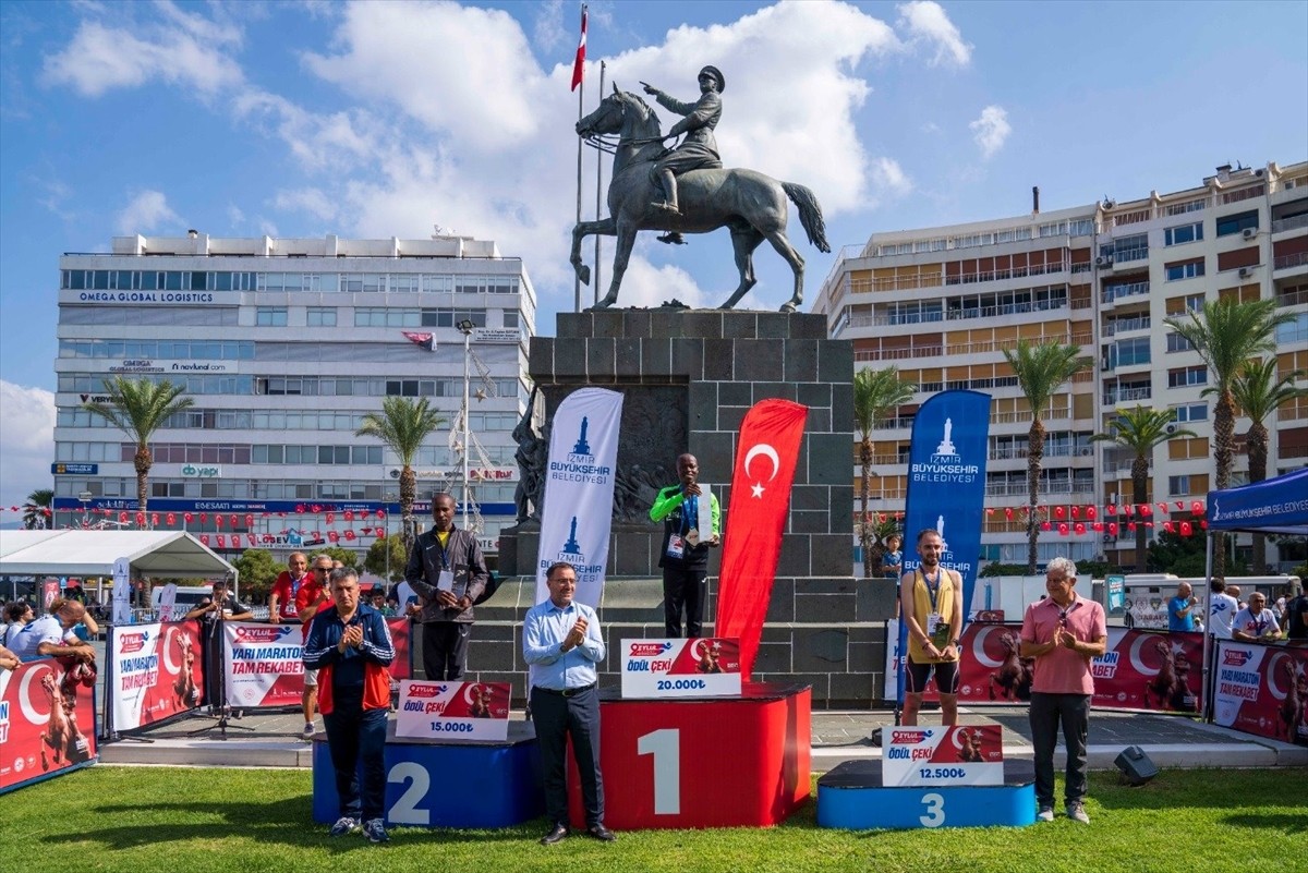 İzmir'in düşman işgalinden kurtuluşunun 102'nci yılı onuruna 12. Uluslararası 9 Eylül İzmir Yarı...