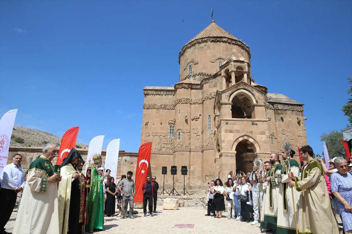 Kültür ve Turizm Bakanlığının özel izniyle yılda bir kez ibadete açılan Van Gölü'ndeki Akdamar...