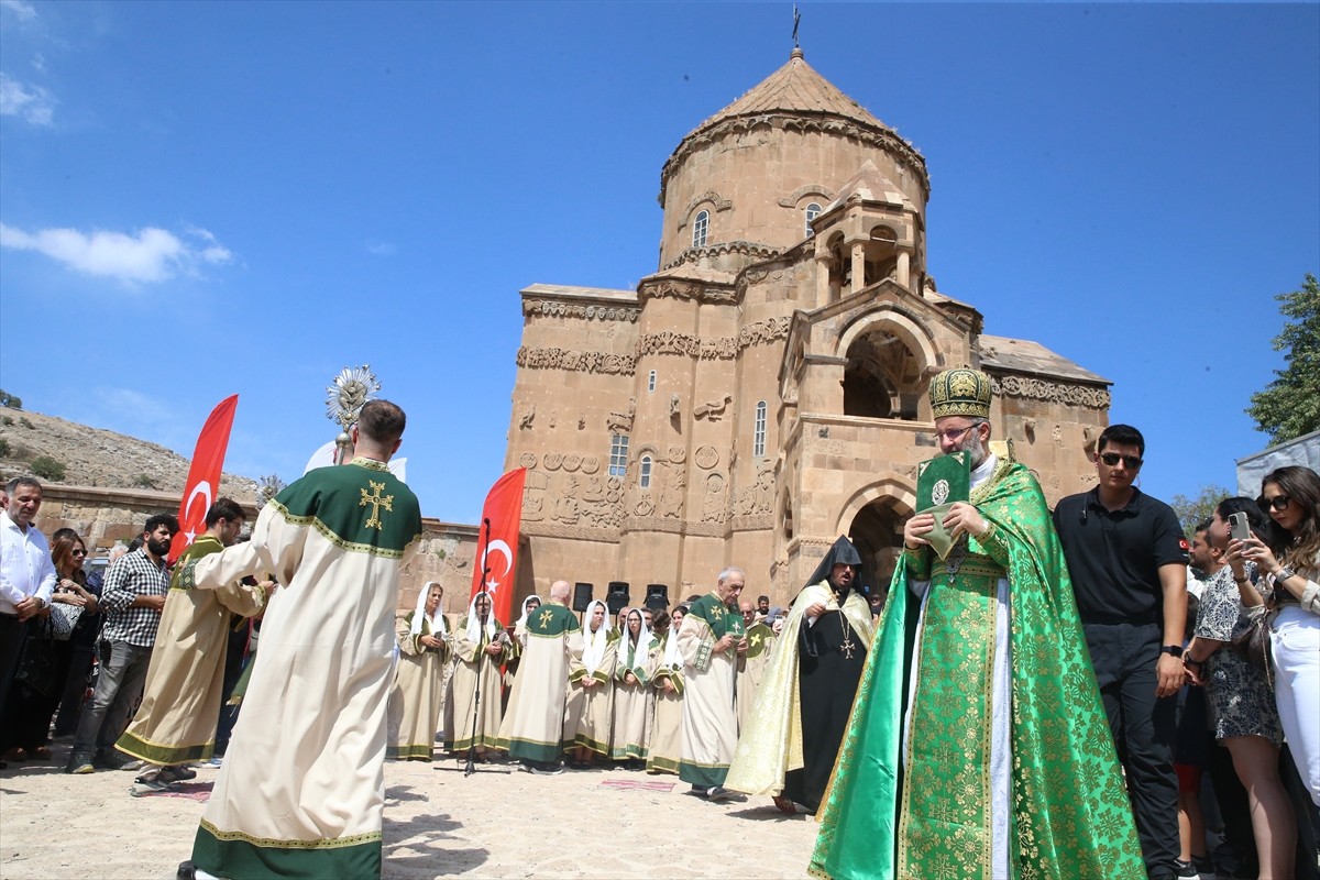 Kültür ve Turizm Bakanlığının özel izniyle yılda bir kez ibadete açılan Van Gölü'ndeki Akdamar...