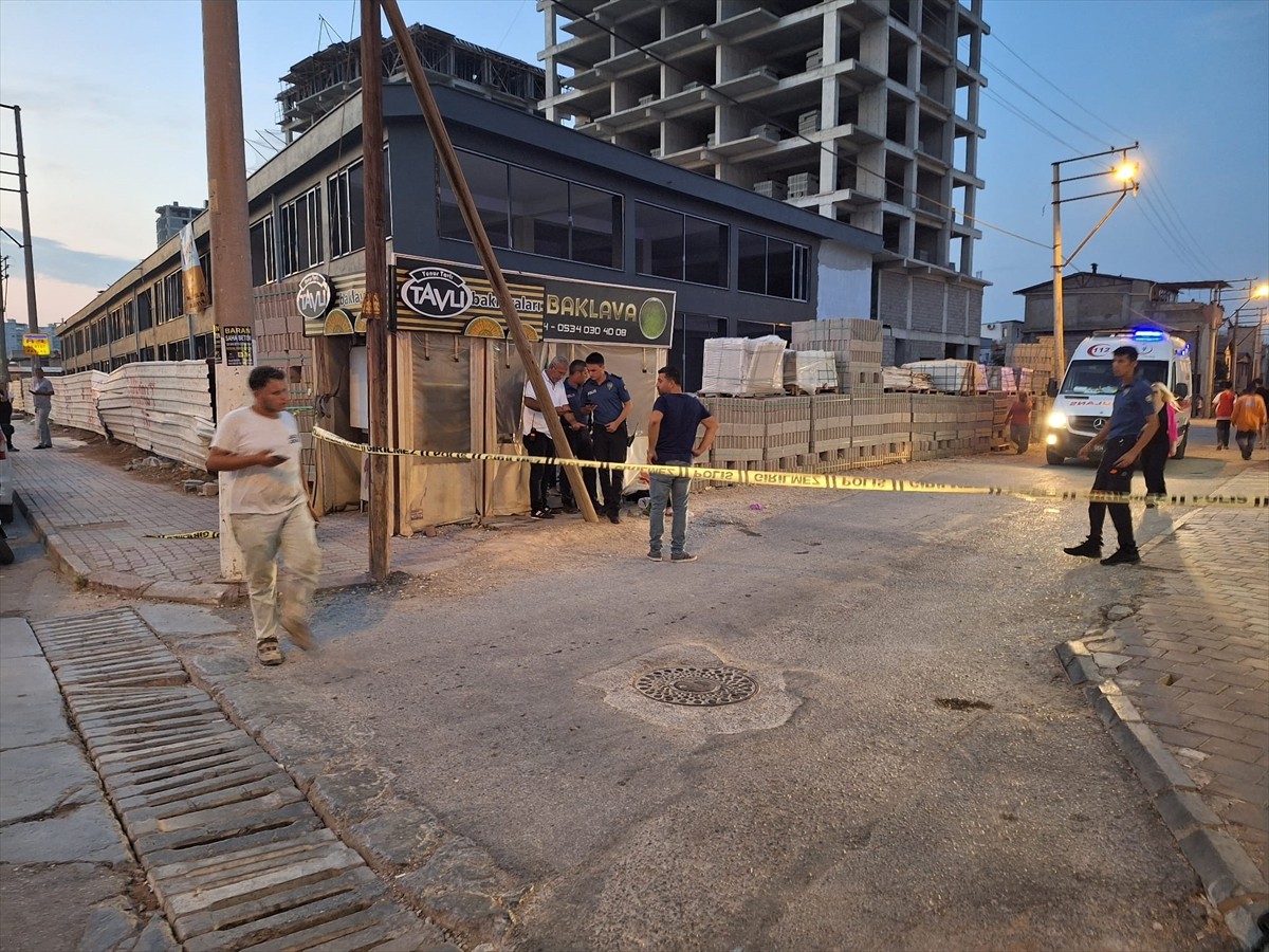 Mersin'in Tarsus ilçesinde, tartıştığı bir kadını silahla öldüren, yanındaki kadını da yaralayan...