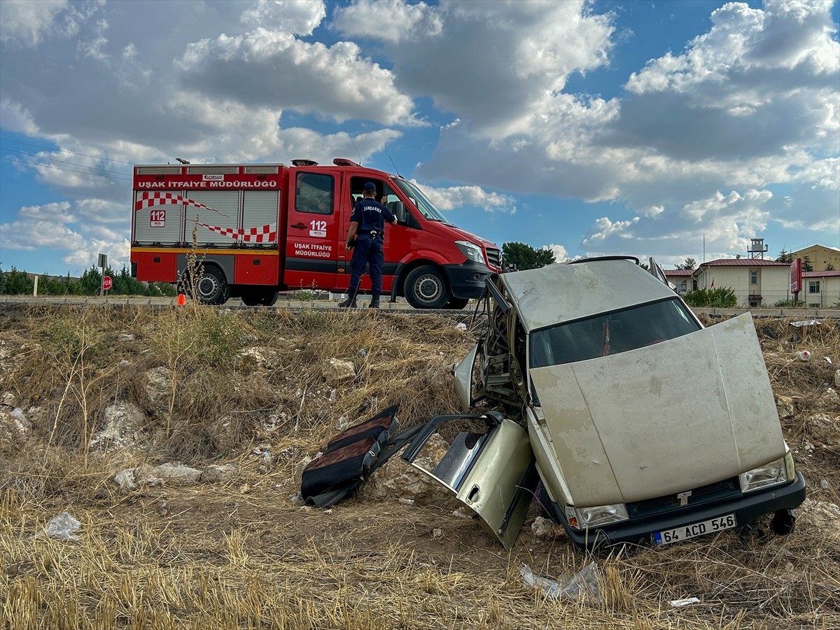 Uşak'ta minibüsle otomobilin çarpıştığı kazada 1 kişi öldü, 3 kişi yaralandı.