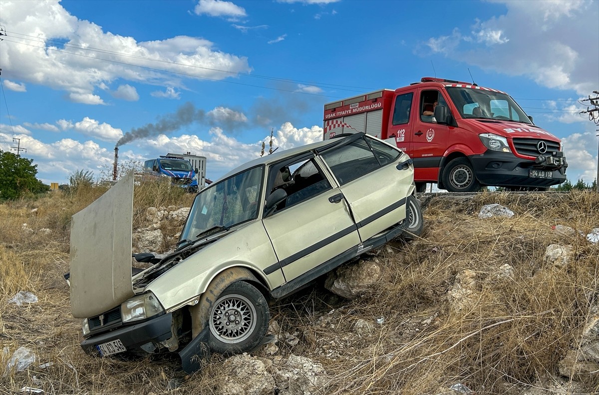 Uşak'ta minibüsle otomobilin çarpıştığı kazada 1 kişi öldü, 3 kişi yaralandı.