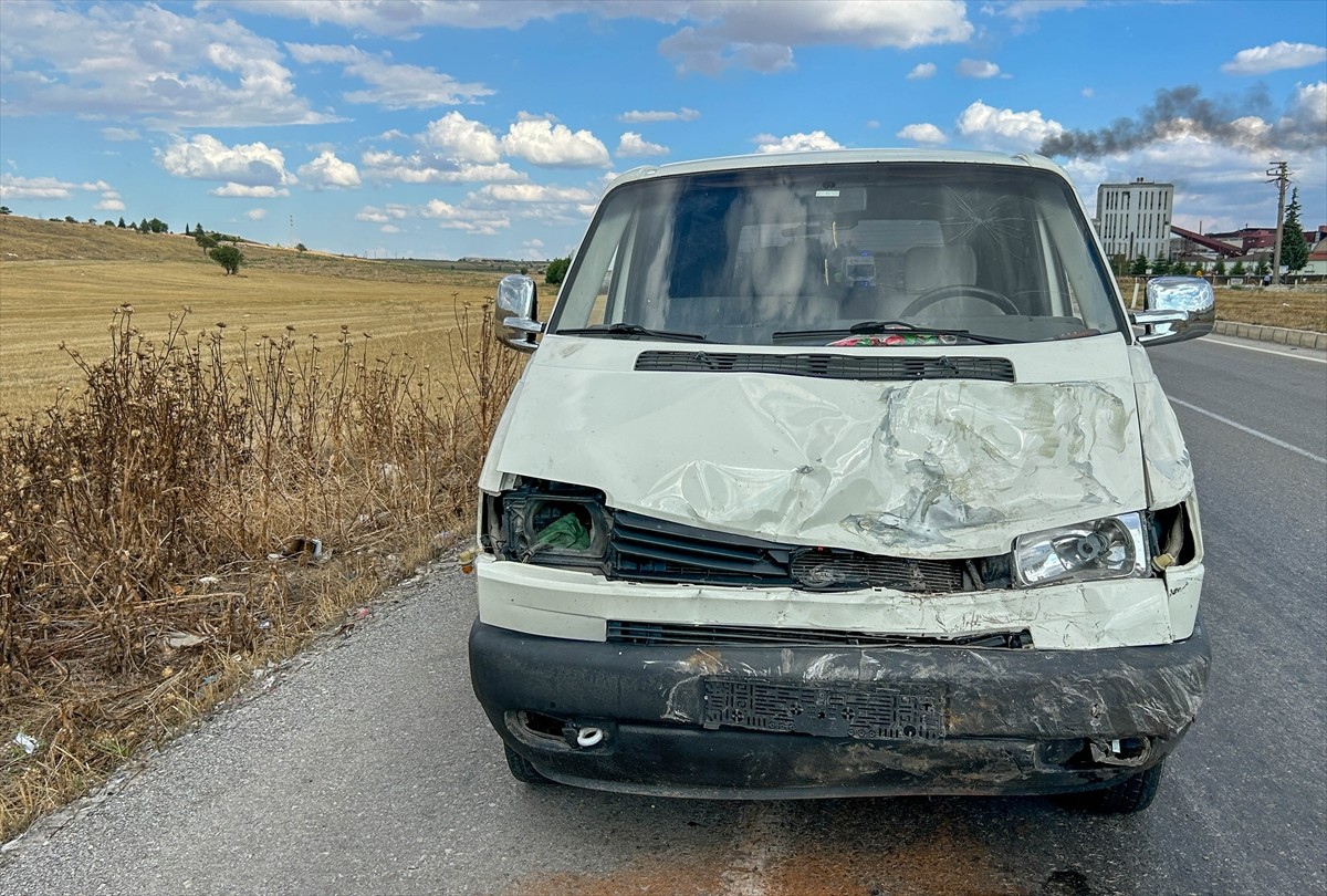 Uşak'ta minibüsle otomobilin çarpıştığı kazada 1 kişi öldü, 3 kişi yaralandı.