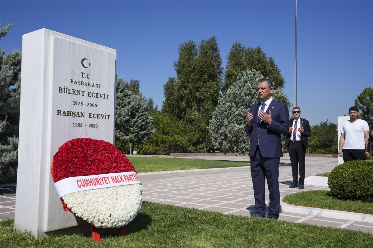 CHP Genel Başkanı Özgür Özel, partisinin 101. kuruluş yıl dönümü dolayısıyla eski CHP Genel...