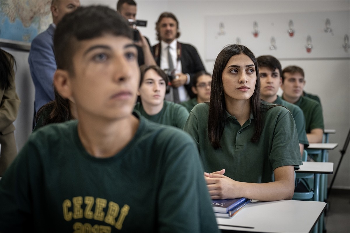 Enerji ve Tabii Kaynaklar Bakanı Alparslan Bayraktar (solda), Cezeri Yeşil Teknoloji Mesleki ve...