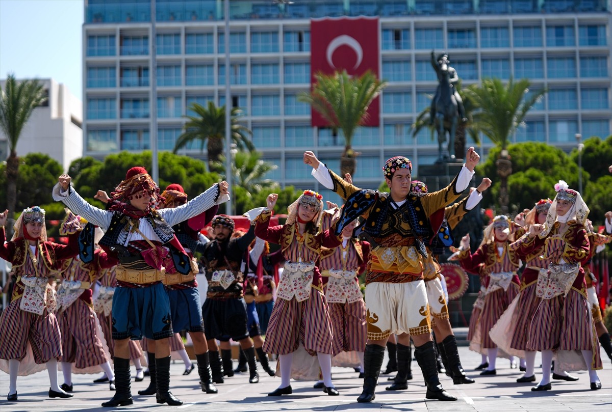 İzmir'in düşman işgalinden kurtuluşunun 102. yıl dönümü kutlamaları başladı. Cumhuriyet...