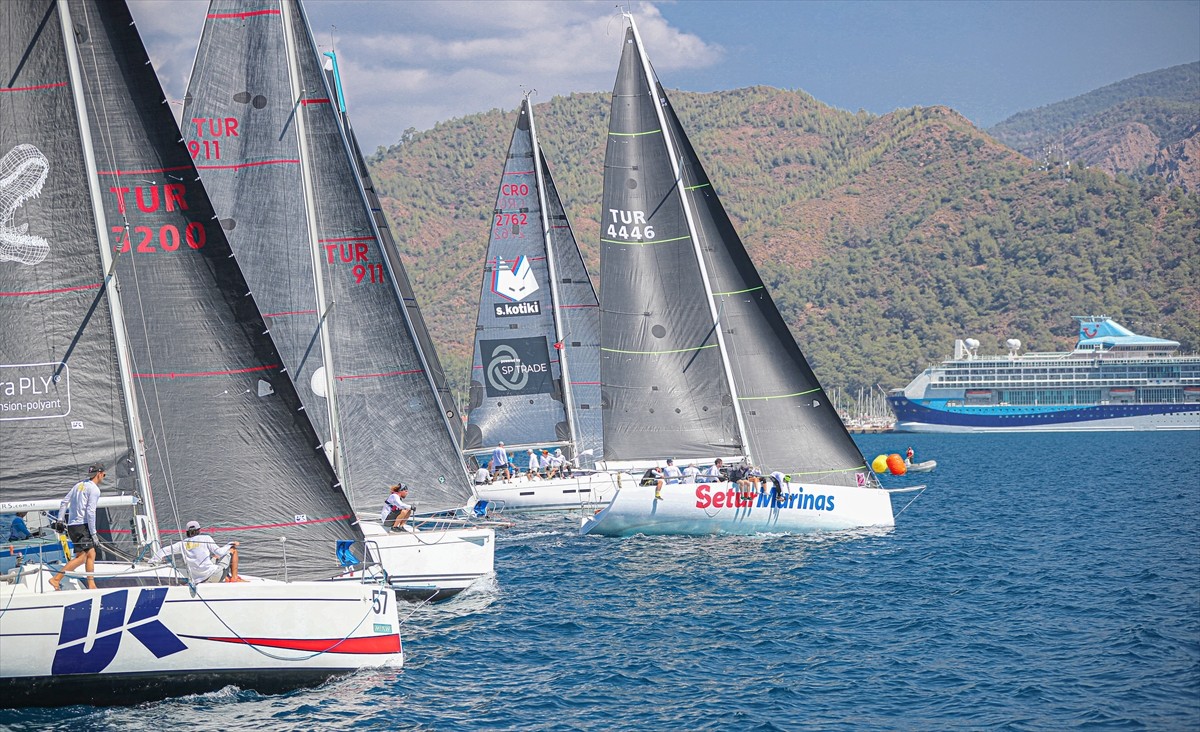 Muğla'nın Marmaris ilçesinde bu yıl ilk kez düzenlenen Kırlangıç Kupası Yat Yarışları'nın ilk...