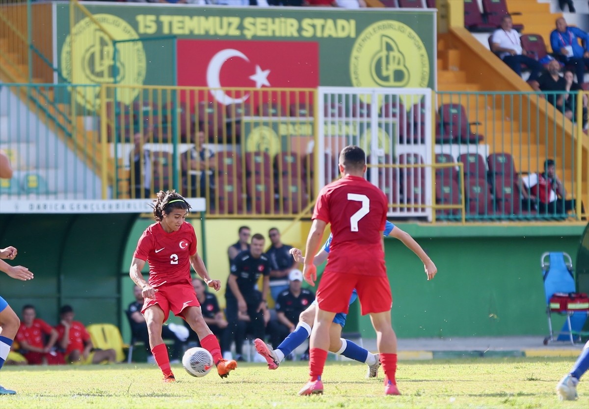 Türkiye 17 Yaş Altı Futbol Takımı, Kocaeli'nin Darıca ilçesinde oynanan hazırlık maçında...