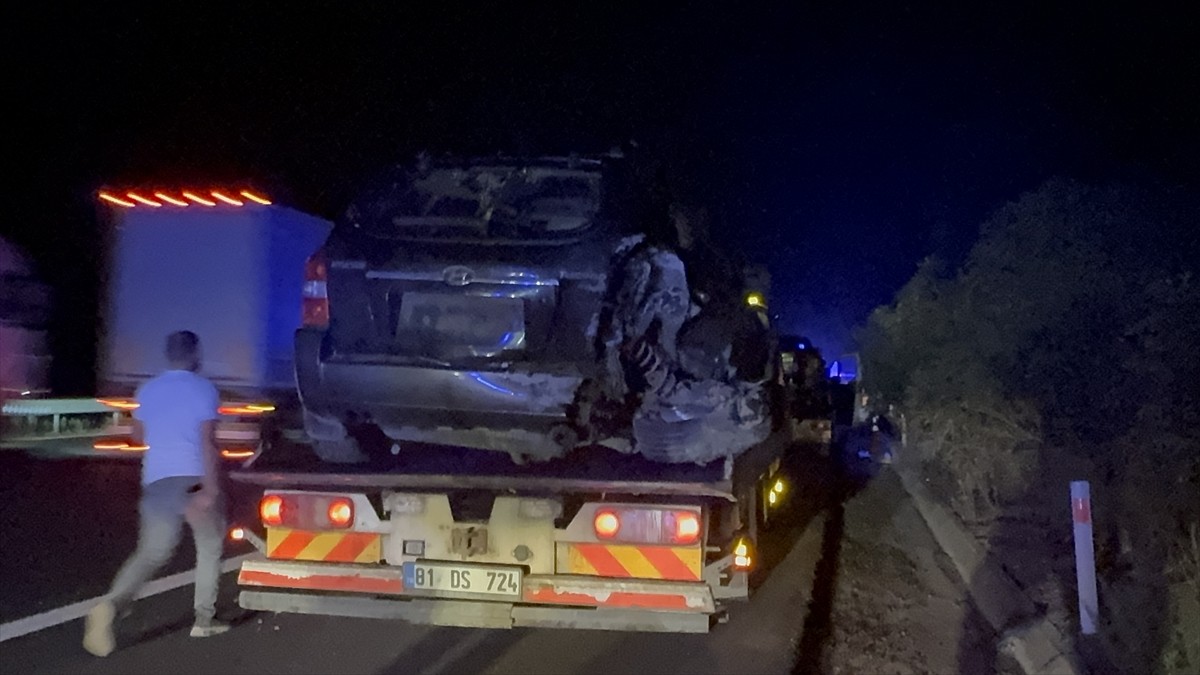 Anadolu Otoyolu'nun Düzce kesiminde 3 aracın karıştığı zincirleme trafik kazasında 7 kişi...