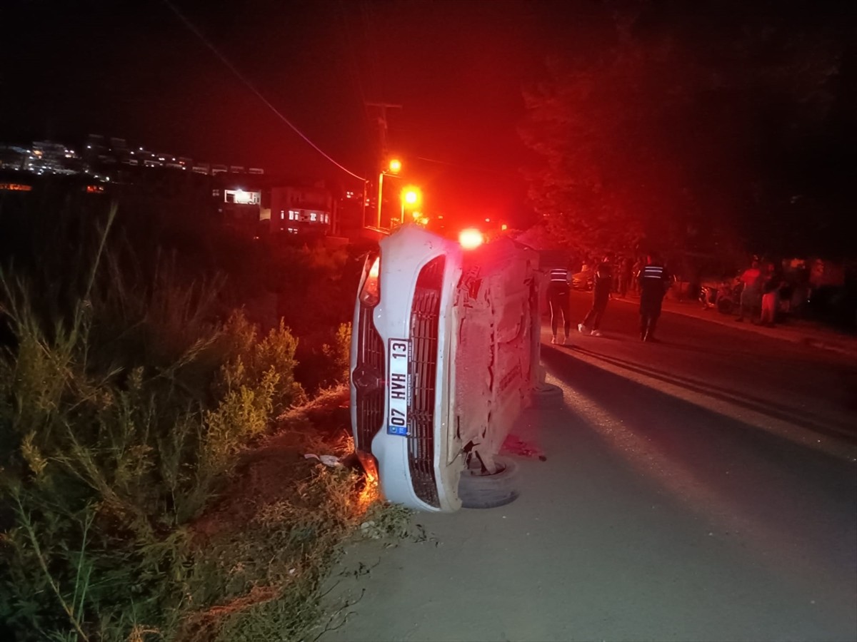 Antalya'nın Alanya ilçesinde minibüsle çarpışan otomobildeki 3 gençten biri öldü, 2'si...