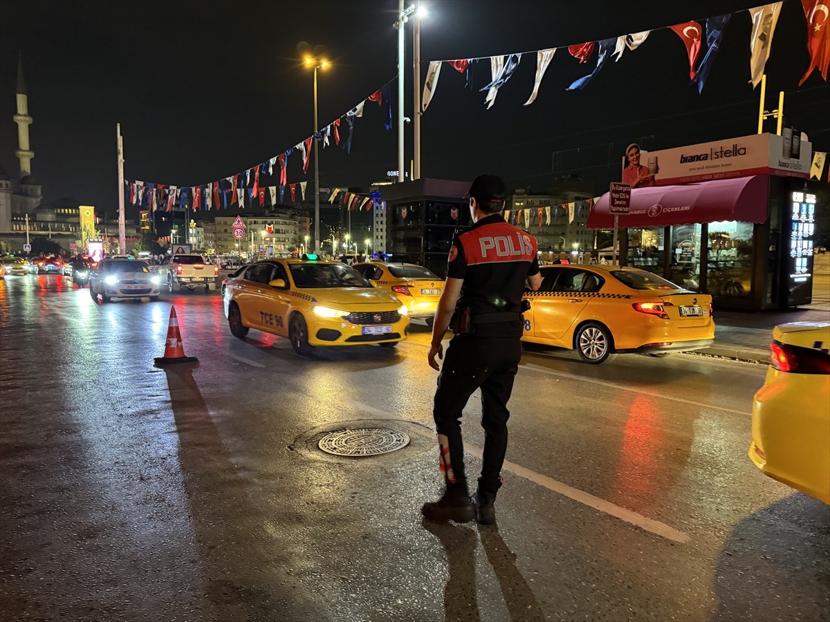 Beyoğlu'nda, polis ekipleri helikopter destekli "huzur uygulaması" gerçekleştirdi.