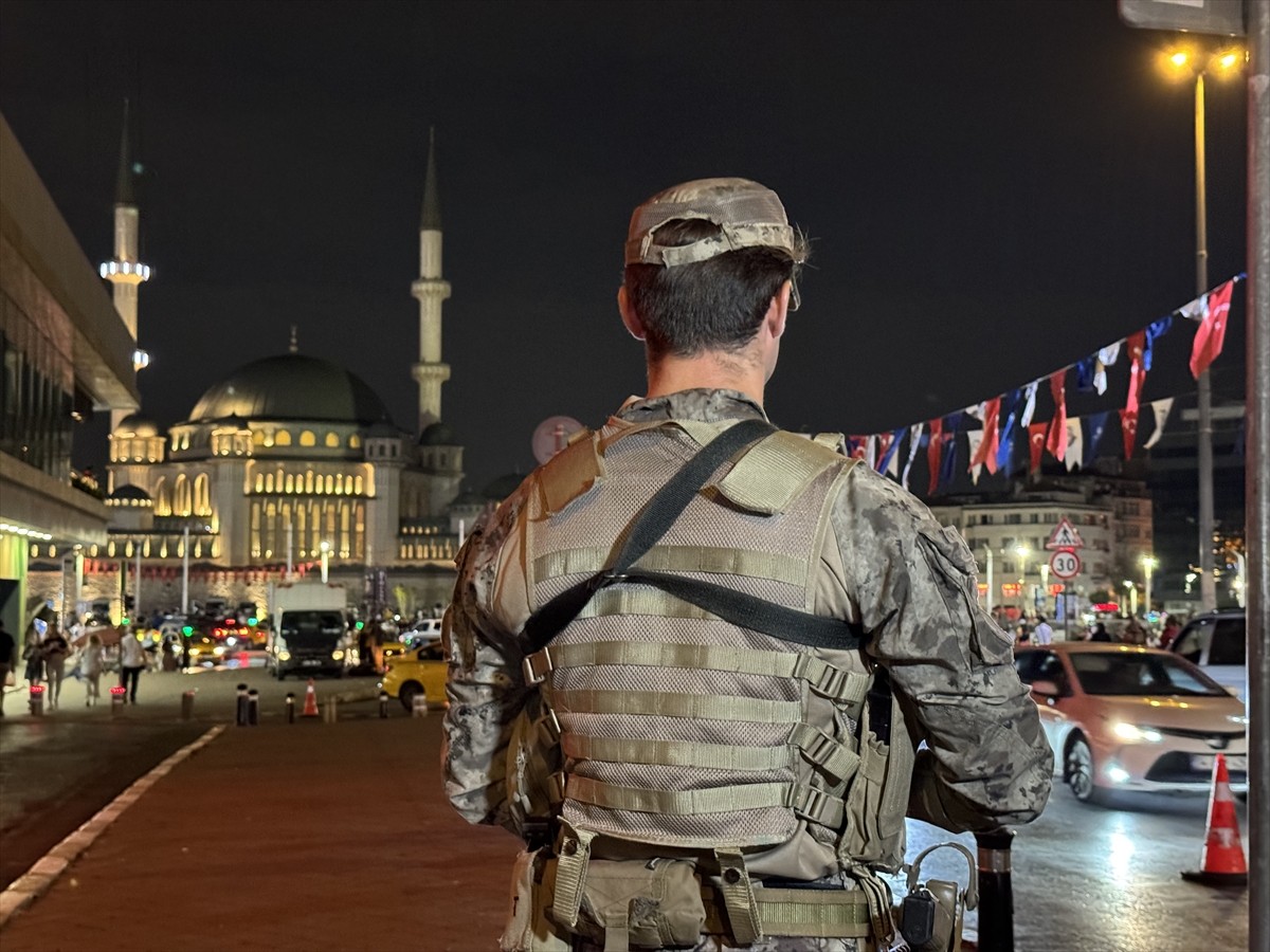 Beyoğlu'nda, polis ekipleri helikopter destekli "huzur uygulaması" gerçekleştirdi.