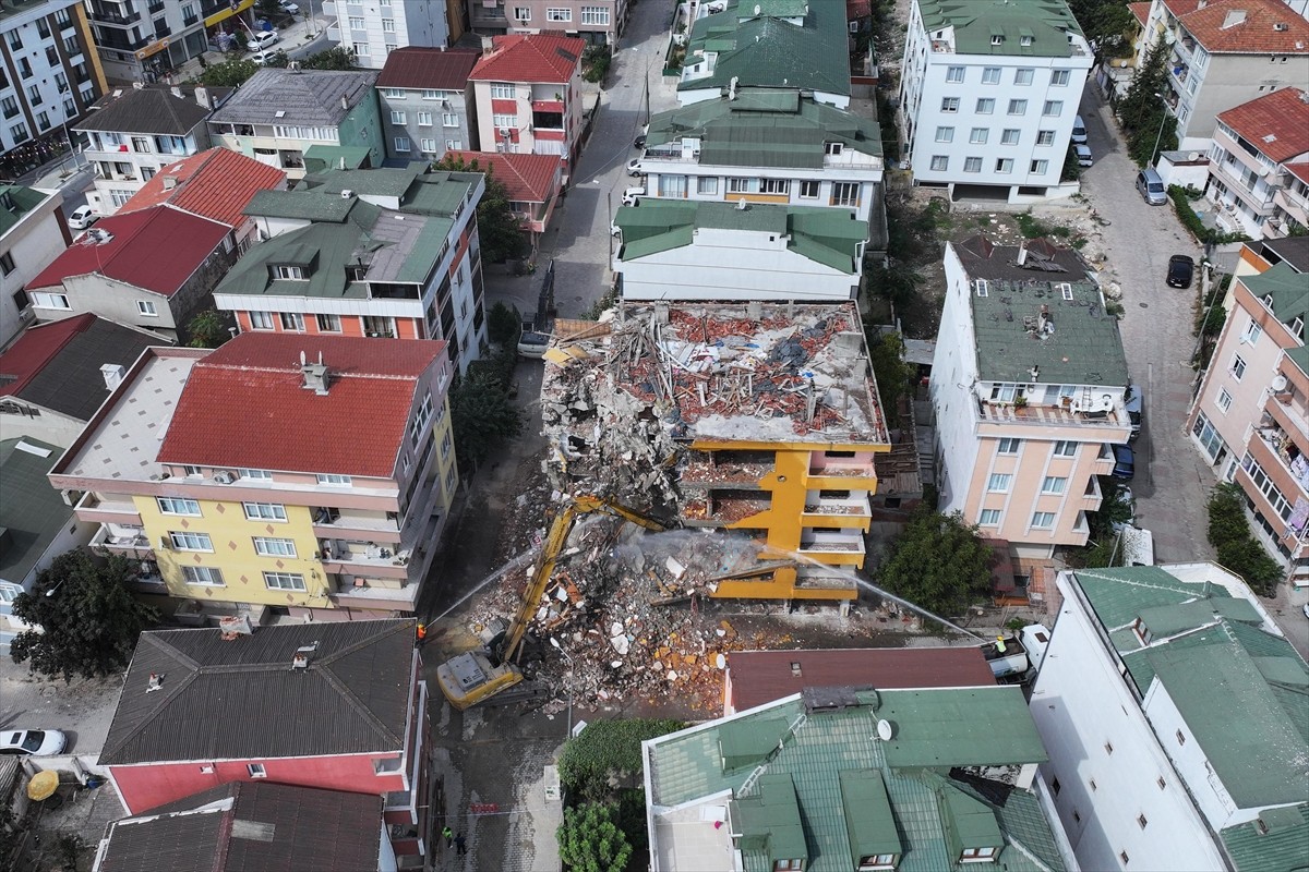 Büyükçekmece'de, kentsel dönüşüm kapsamında yıkımına başlanan deprem riskli 5 katlı binanın kolon...