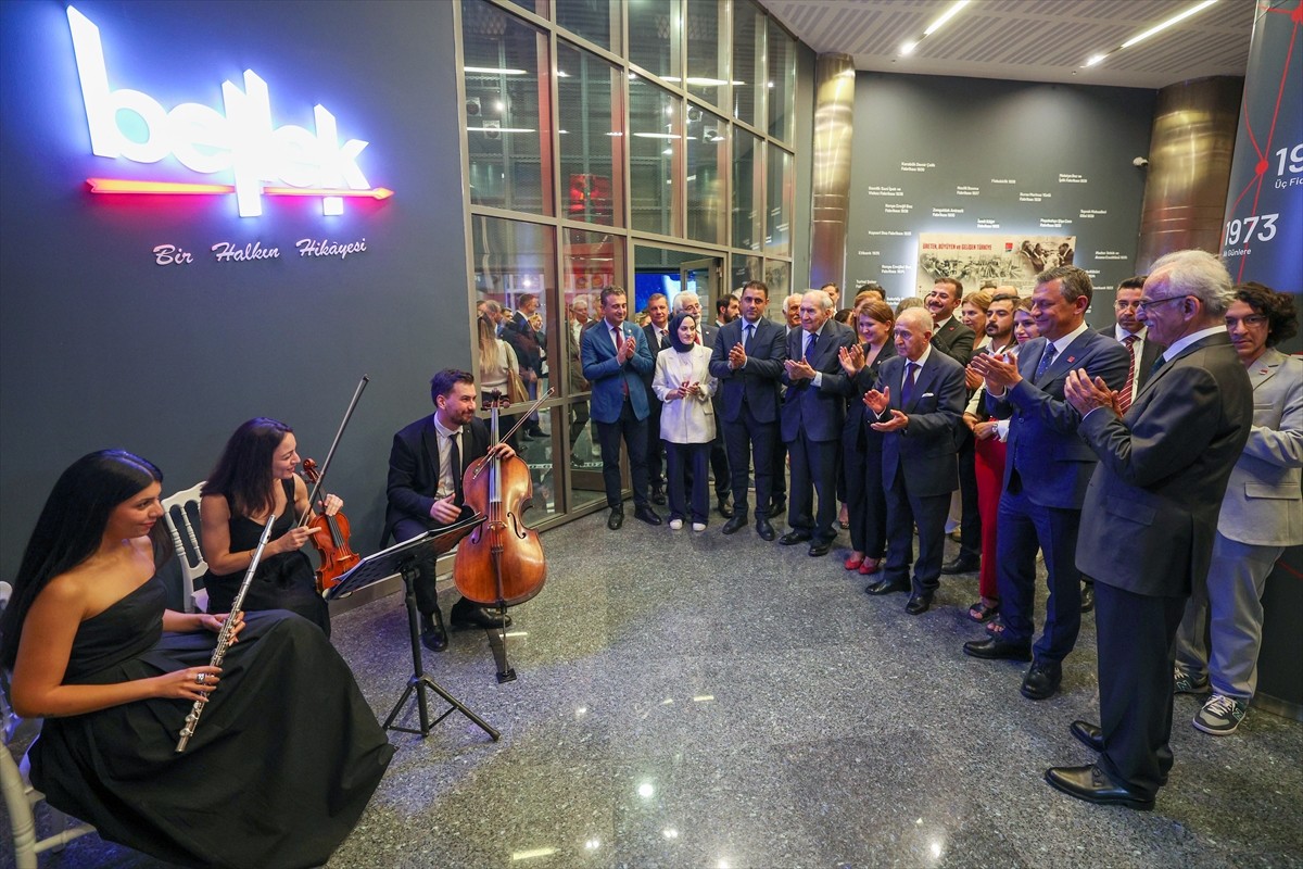 CHP Genel Başkanı Özgür Özel, önceki genel başkanlar Murat Karayalçın, Hikmet Çetin ve Altan Öymen...