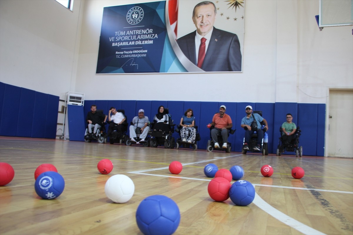 Gaziantep'te yaşayan doğuştan bedensel engelli Lütfiye Uğurlu (solda), 1 ay antrenman yaparak...