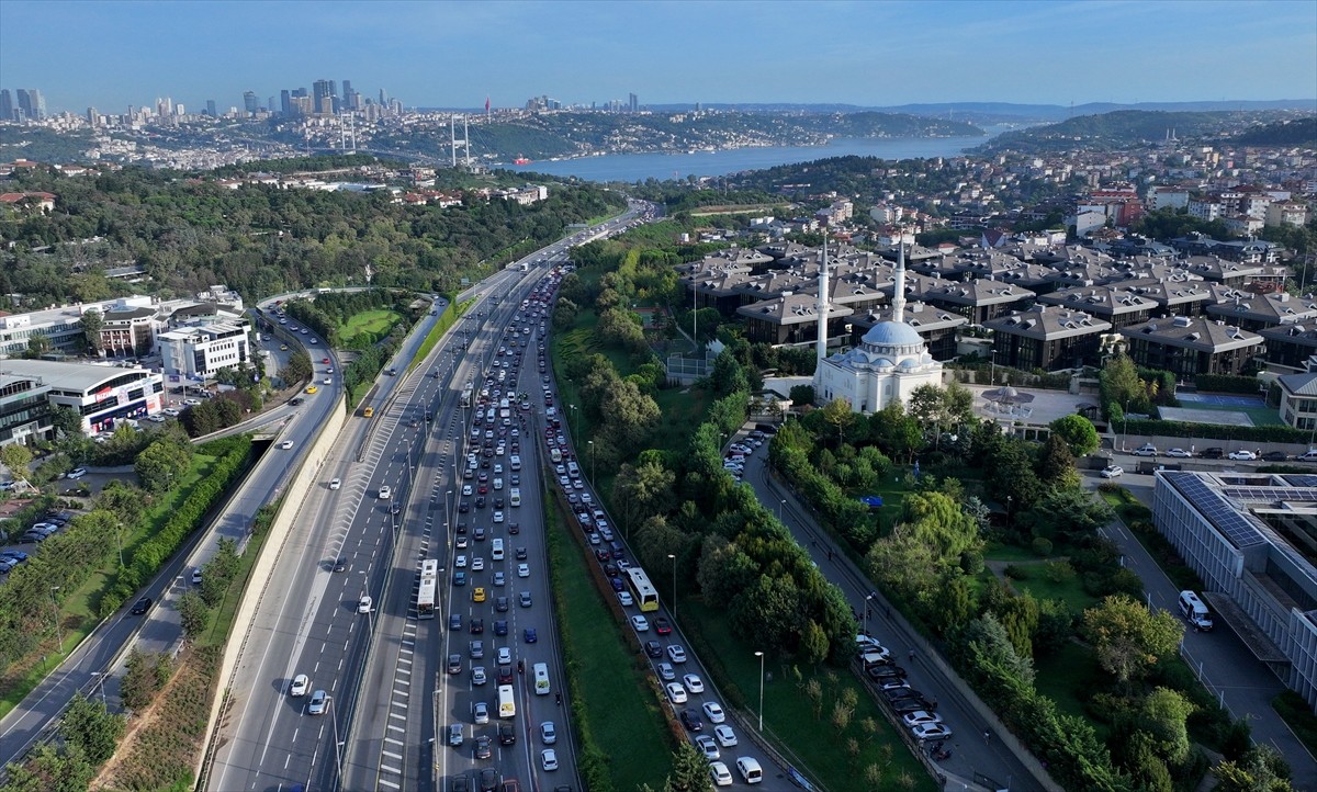 İstanbul'da, haftanın ikinci iş gününde okulların da açılmasının etkisiyle bazı bölgelerde trafik...