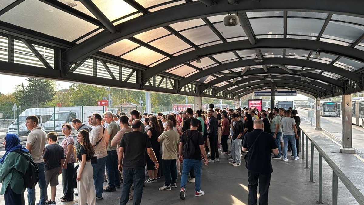 İstanbul'da, haftanın ikinci iş gününde okulların da açılmasının etkisiyle bazı bölgelerde trafik...