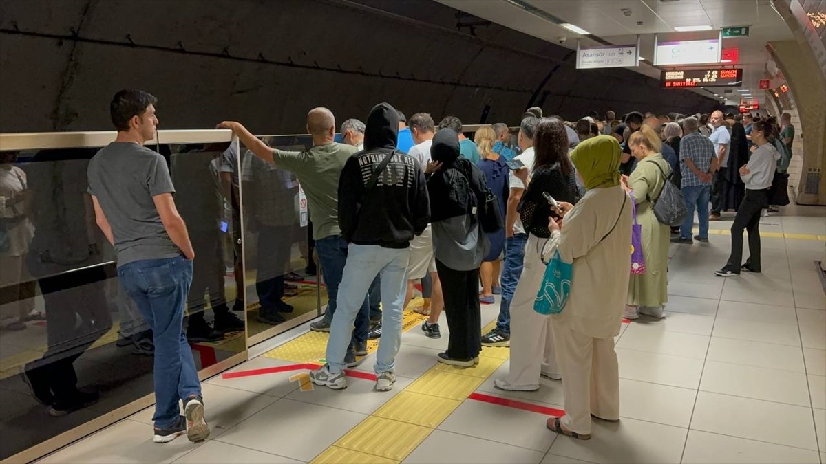 Samandıra'dan Üsküdar'a seyir halinde olan metronun arızalanması sebebiyle yolcular bir süre...