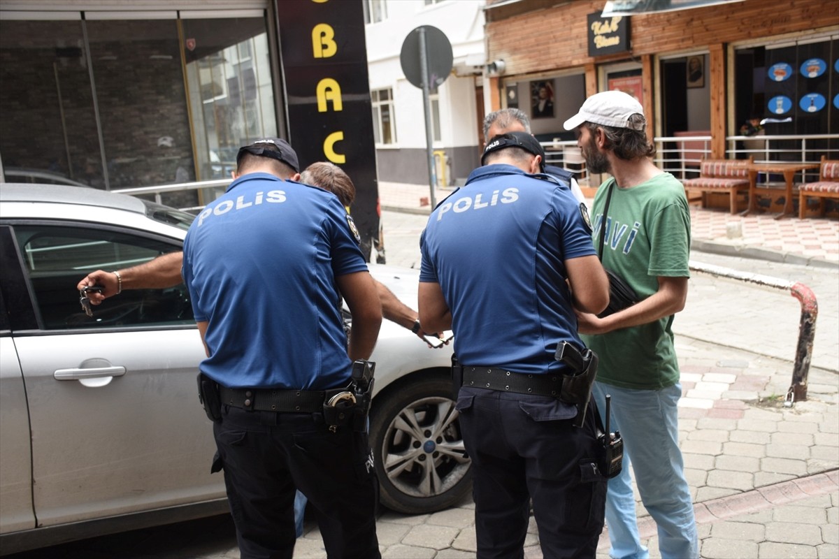 Samsun'da okul çevrelerinde gerçekleştirilen denetimlerde çeşitli suçlardan aranan 5 kişi...