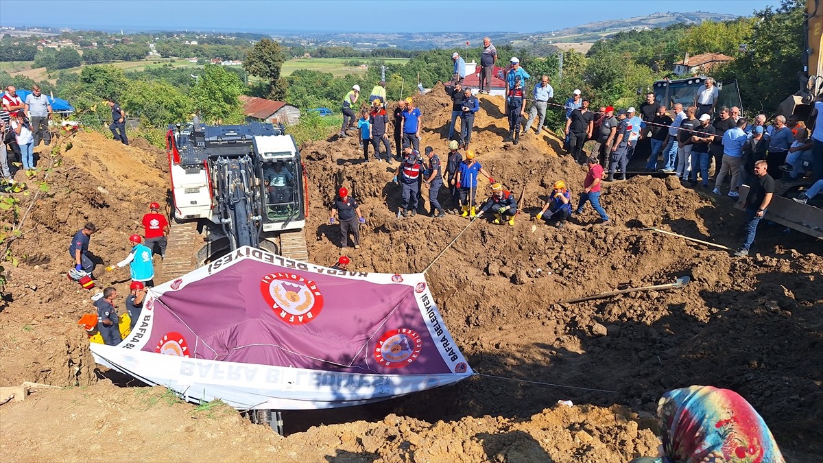 Samsun'un Bafra ilçesinde kuyu açma çalışmasında kayan toprağın altında kalan 2 kişinin cansız...