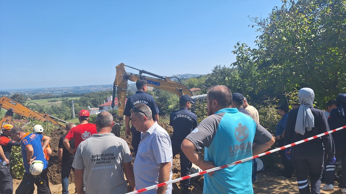 Samsun'un Bafra ilçesinde su kuyusu açma çalışması sırasında toprak kayması meydana geldi. Toprak...