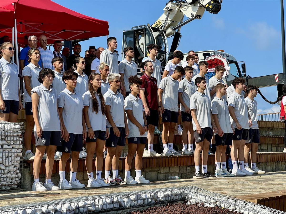 Trabzonspor'un anlaşmaya vardığı teknik direktör Şenol Güneş için imza töreni düzenlendi....