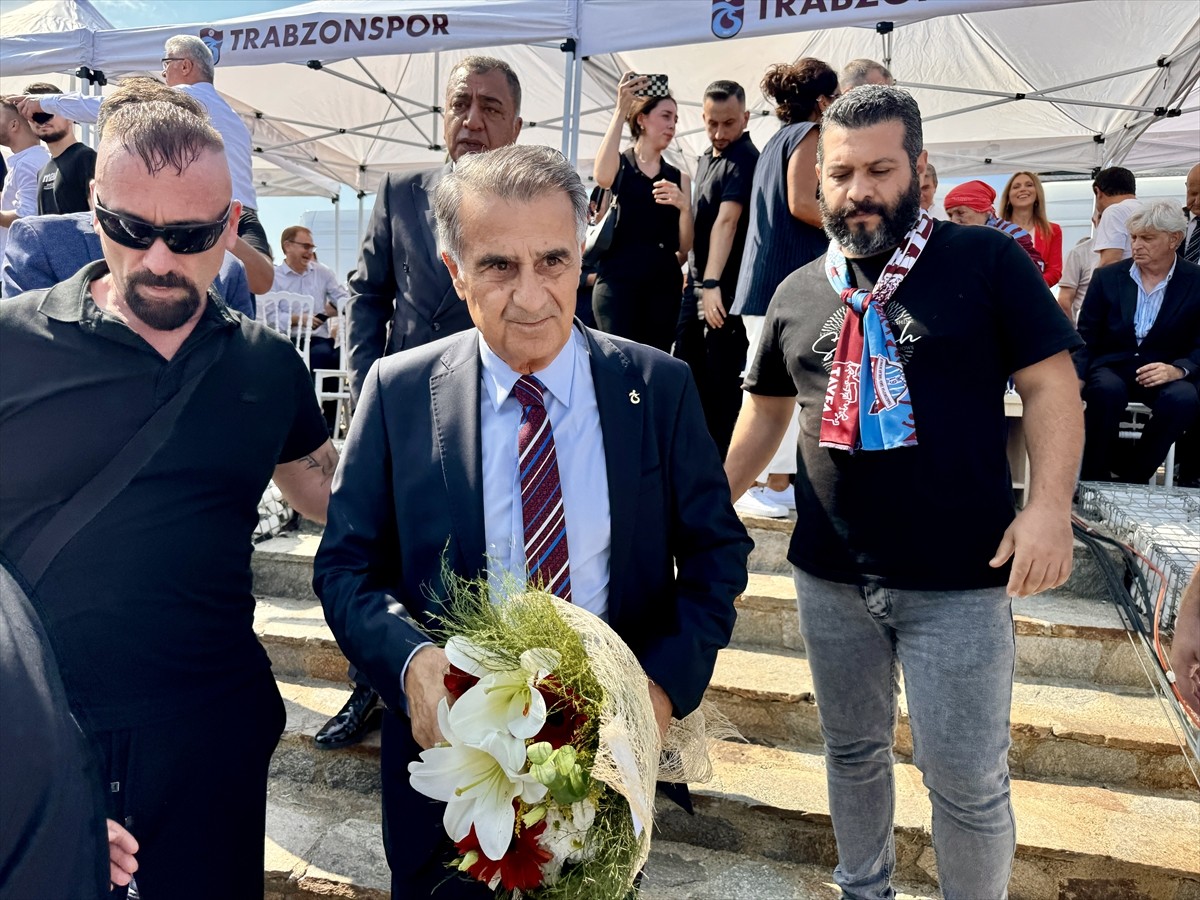 Trabzonspor'un anlaşmaya vardığı teknik direktör Şenol Güneş için imza töreni düzenlendi....