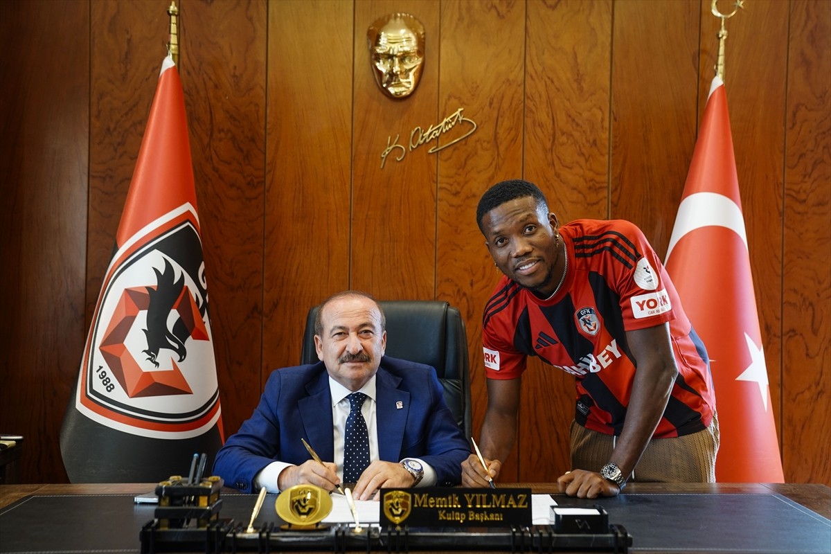 Trendyol Süper Lig ekiplerinden Gaziantep FK, forvet oyuncusu David Okereke'yi (sağ) kadrosuna...