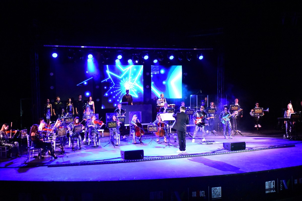 Ülkelerindeki savaştan etkilenen insanlara yardım etmek için dünyanın çeşitli kentlerinde konser...