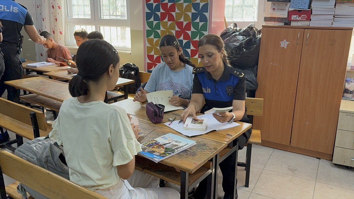 Adana'da polis ekipleri öğrencilerle sınıflarında bir araya gelerek kitap okudu.