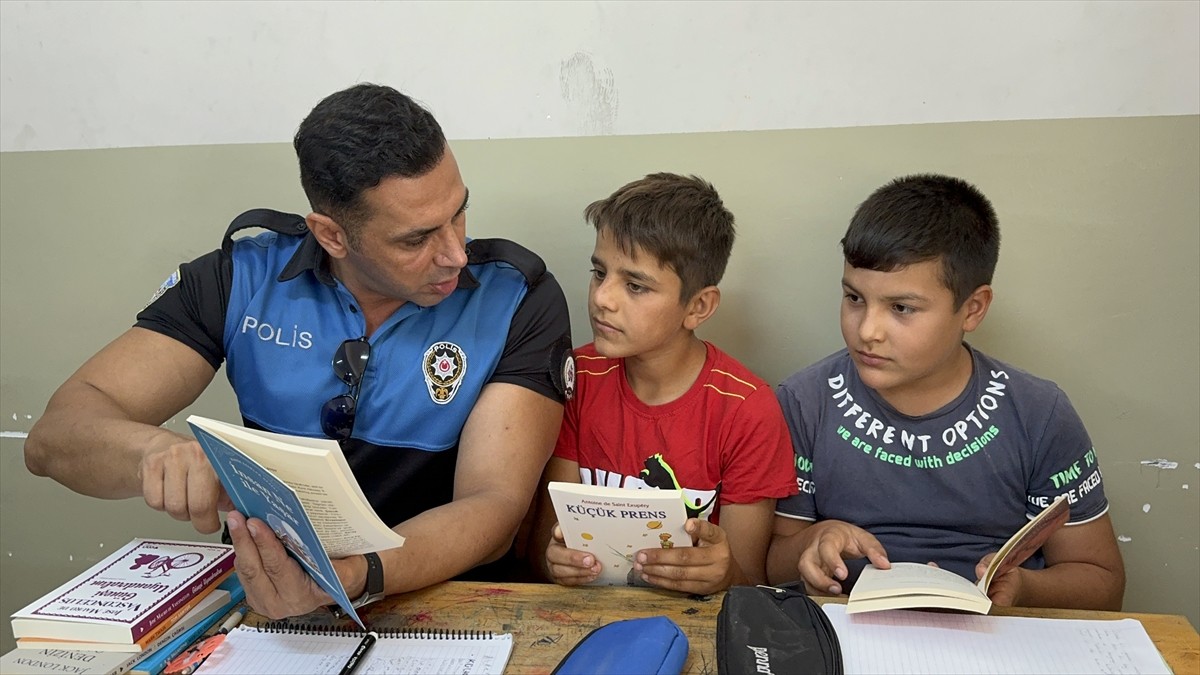 Adana'da polis ekipleri öğrencilerle sınıflarında bir araya gelerek kitap okudu.