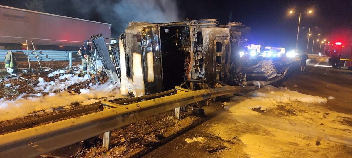 Anadolu Otoyolu'nun Düzce kesiminde kaza yapan tırda çıkan yangın itfaiye ekiplerince...