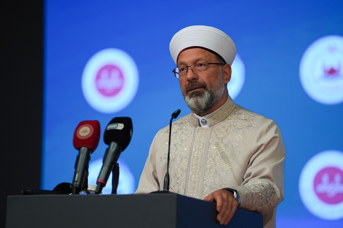 Diyanet İşleri Başkanı Ali Erbaş, Başkanlıkta düzenlenen Mevlid-i Nebi Haftası ile Camiler ve Din...