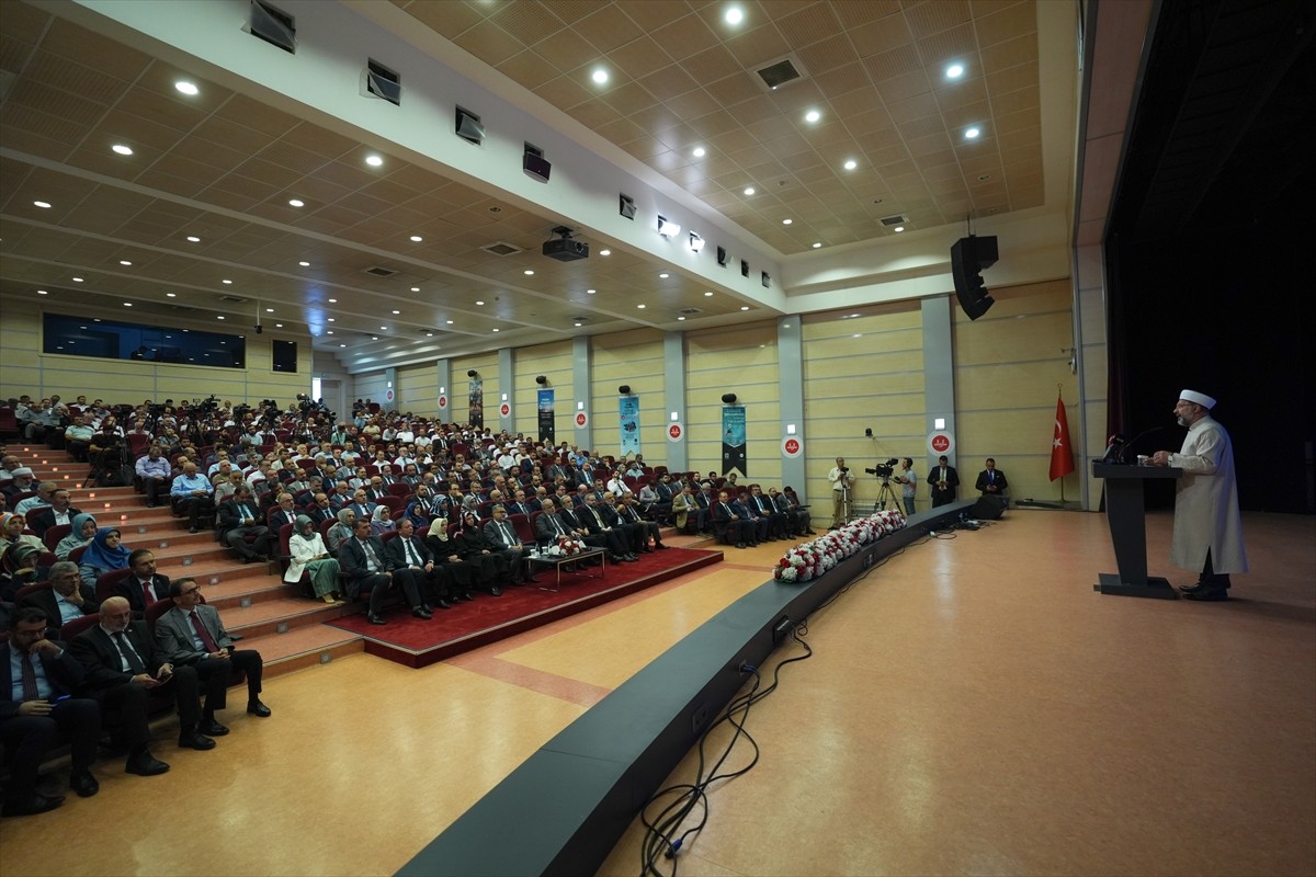 Diyanet İşleri Başkanı Ali Erbaş, Başkanlıkta düzenlenen Mevlid-i Nebi Haftası ile Camiler ve Din...