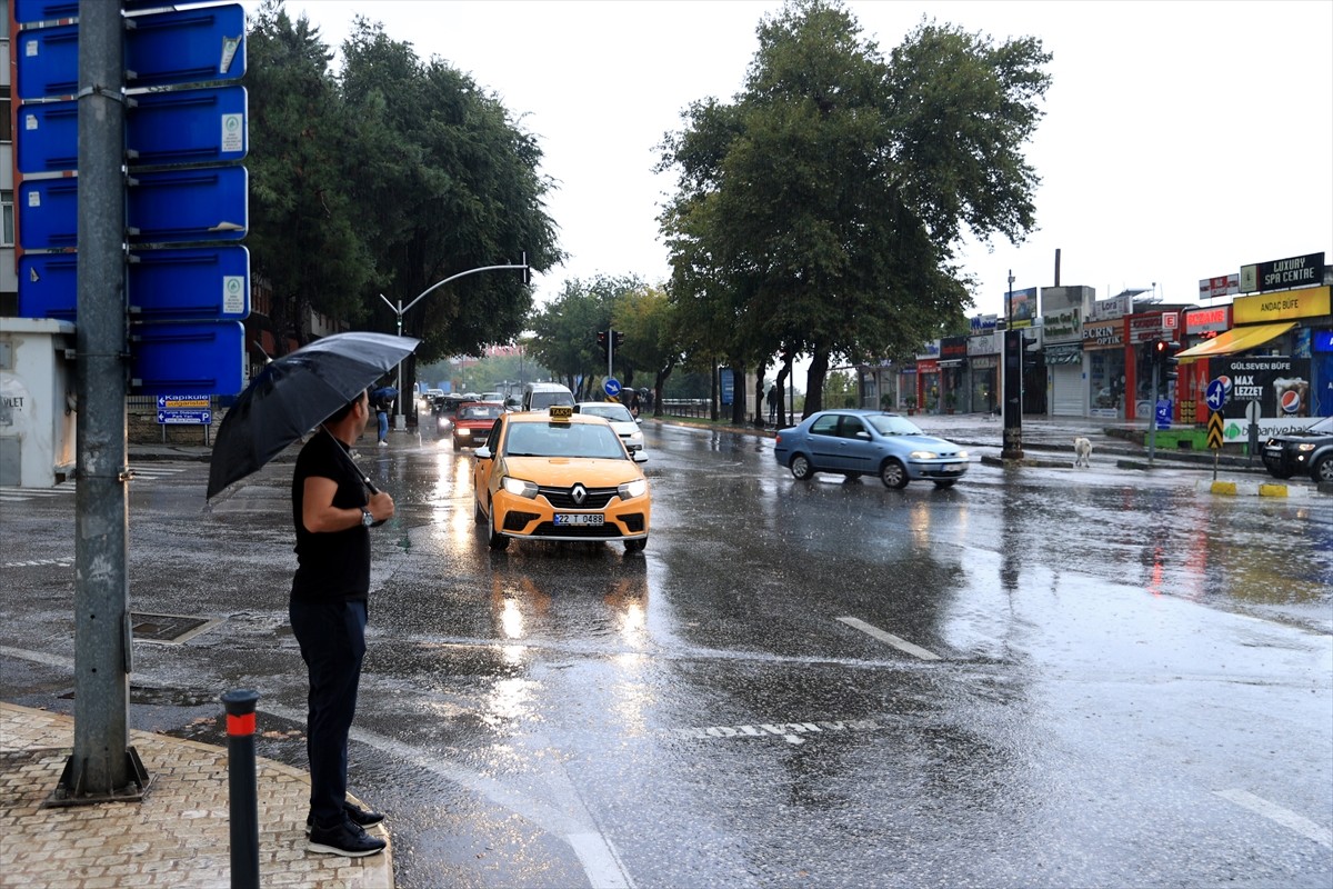 Edirne'de, sabah saatlerinde ara ara kuvvetlenen yağmur yağışı gerçekleşti. Vatandaşlar yağmurdan...