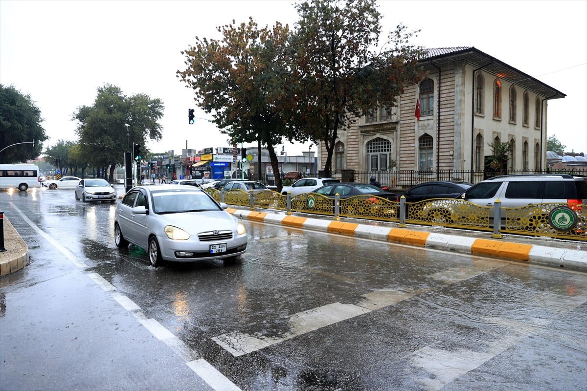 Edirne'de, sabah saatlerinde ara ara kuvvetlenen yağmur yağışı gerçekleşti. Vatandaşlar yağmurdan...