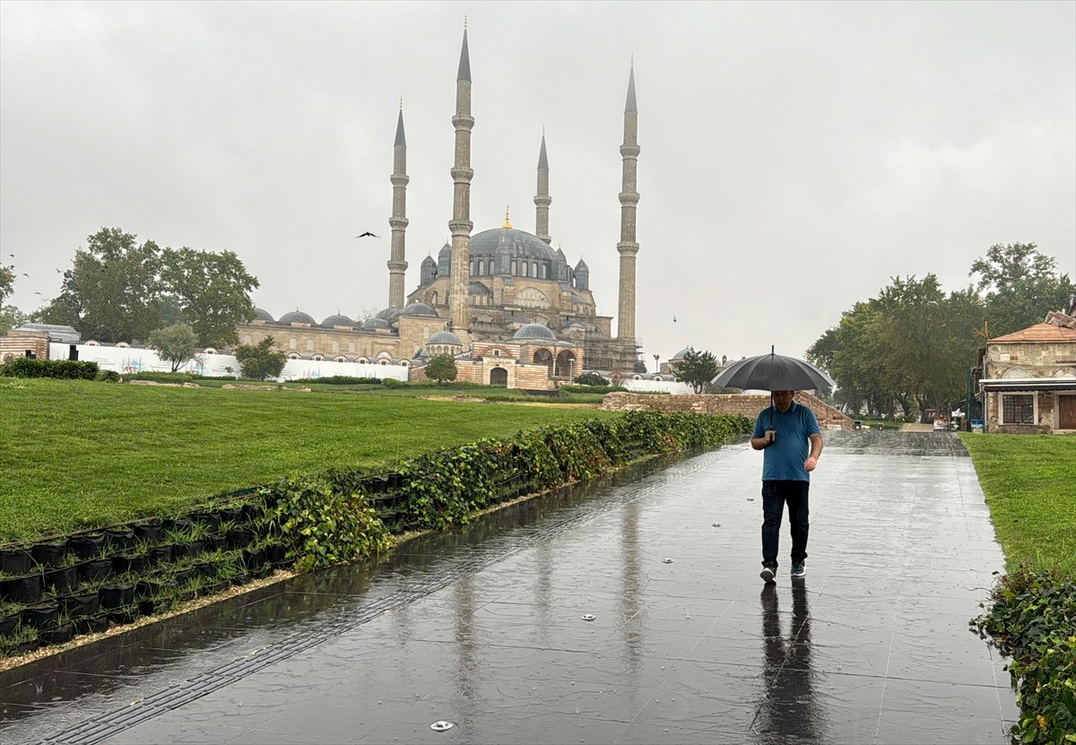 Edirne'de, sabah saatlerinde ara ara kuvvetlenen yağmur yağışı gerçekleşti. Vatandaşlar yağmurdan...