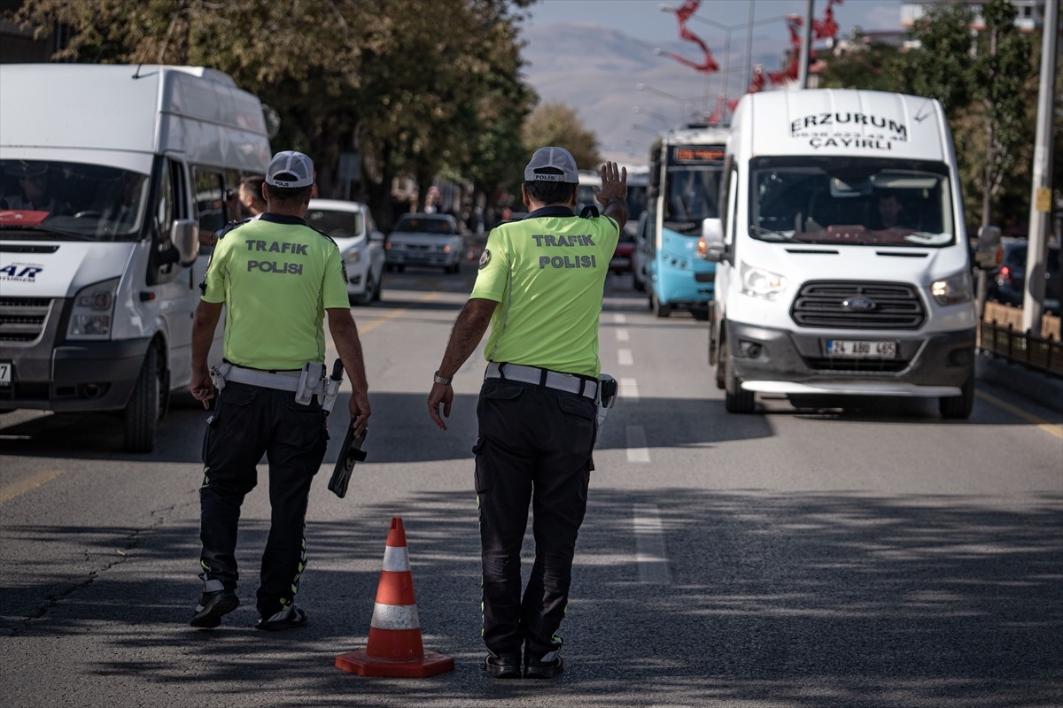 Erzurum'da polis ekipleri, yeni eğitim öğretim yılının başlamasıyla öğrenci taşımacılığı yapan...