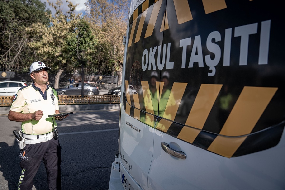 Erzurum'da polis ekipleri, yeni eğitim öğretim yılının başlamasıyla öğrenci taşımacılığı yapan...