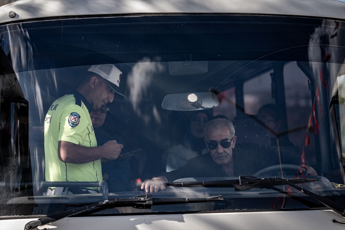 Erzurum'da polis ekipleri, yeni eğitim öğretim yılının başlamasıyla öğrenci taşımacılığı yapan...