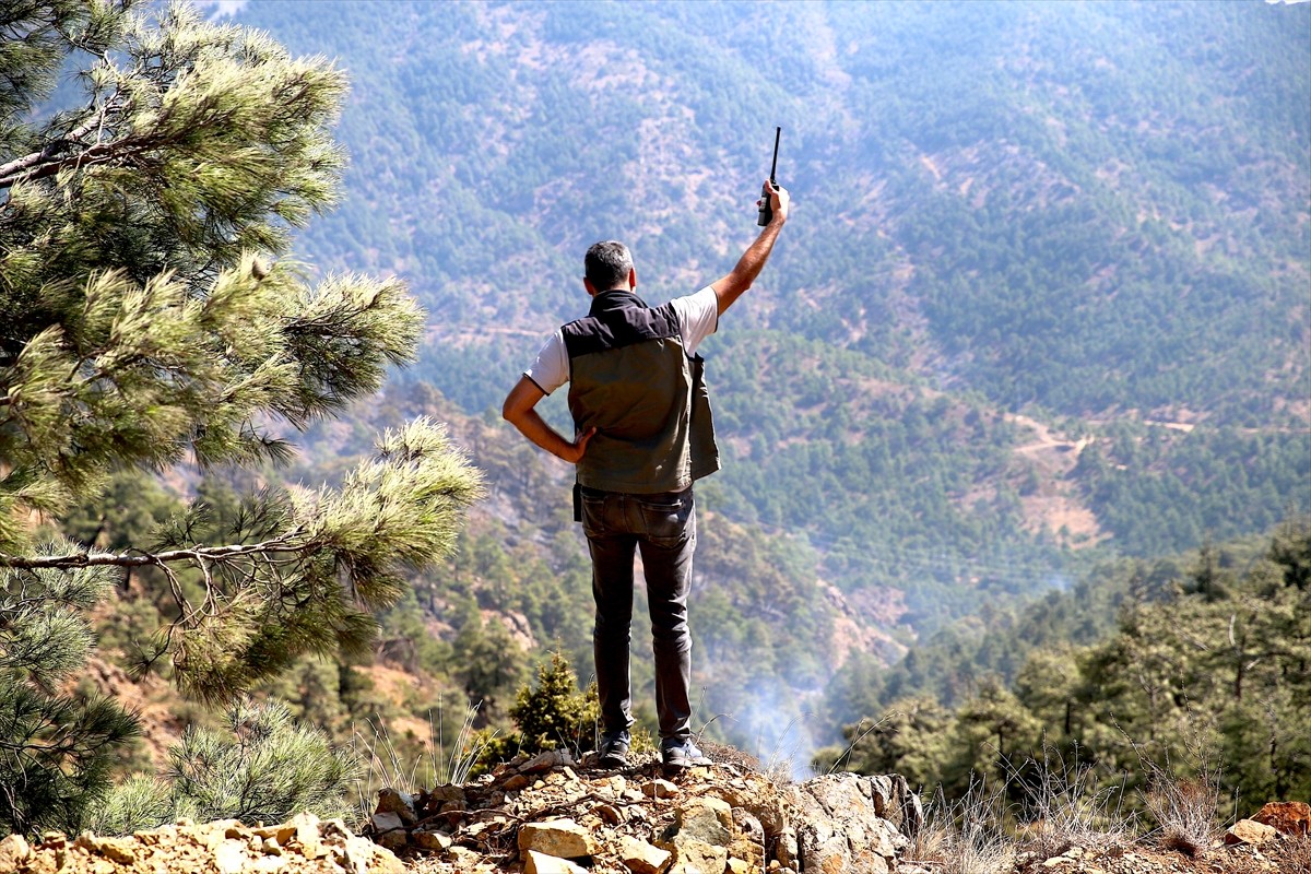 Hatay'ın Antakya ilçesinde, ormanlık alanda henüz belirlenemeyen nedenle çıkan yangın, havadan ve...