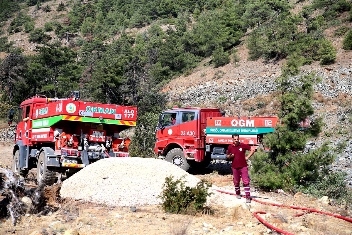 Hatay'ın Antakya ilçesinde, ormanlık alanda henüz belirlenemeyen nedenle çıkan yangın, havadan ve...