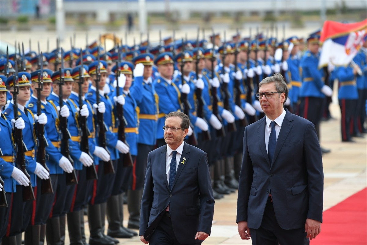 İsrail Cumhurbaşkanı Isaac Herzog (solda), Sırbistan'ın başkenti Belgrad'da Sırp mevkidaşı...