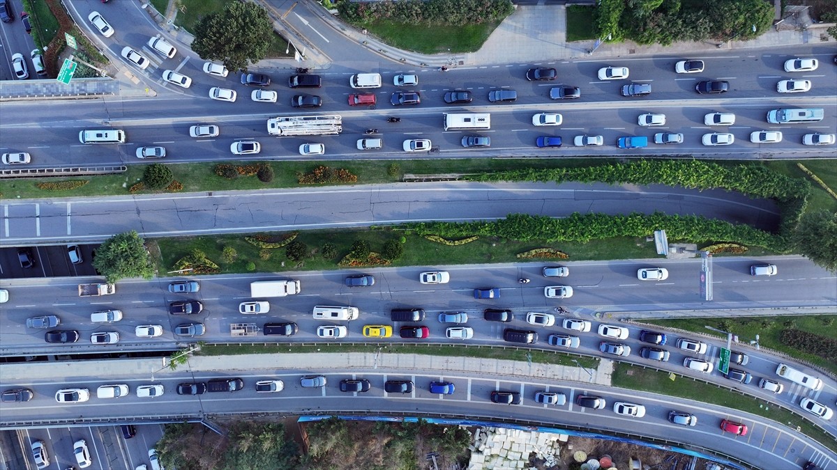 İstanbul'un bazı bölgelerinde haftanın üçüncü iş günü sabah saatlerinde trafik yoğunluğu...