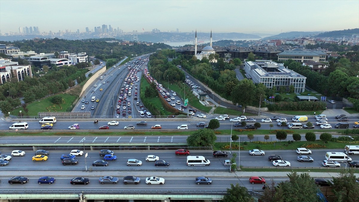 İstanbul'un bazı bölgelerinde haftanın üçüncü iş günü sabah saatlerinde trafik yoğunluğu...