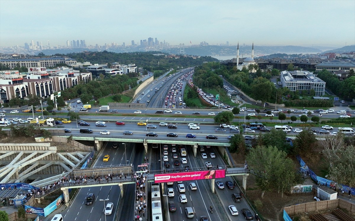 İstanbul'un bazı bölgelerinde haftanın üçüncü iş günü sabah saatlerinde trafik yoğunluğu...